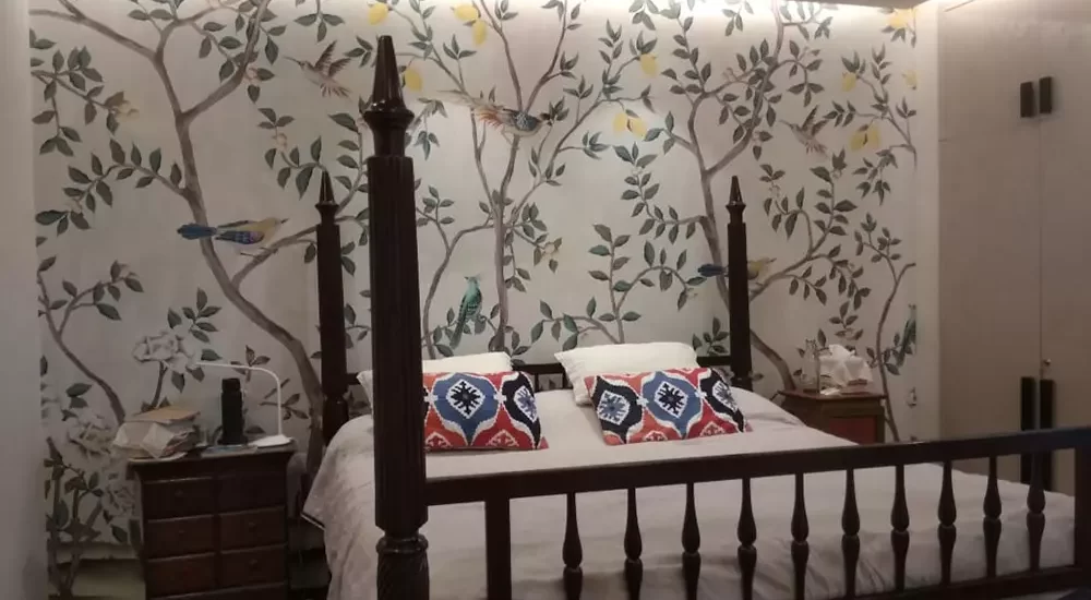 Birds wallpaper in bedroom